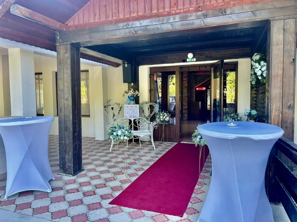 Terasa de la intrare, pregătită pentru primirea invitaților