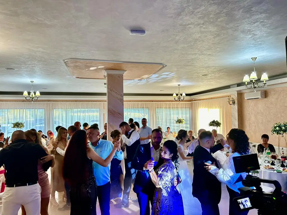 Ringul de dans plin, seara, în sala Bistro Cafe Events